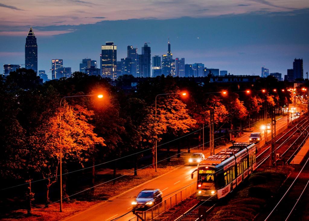 Alemania. Automóviles y un tranvía pasan por calles de Francfórt durante el amanecer. (AP)
