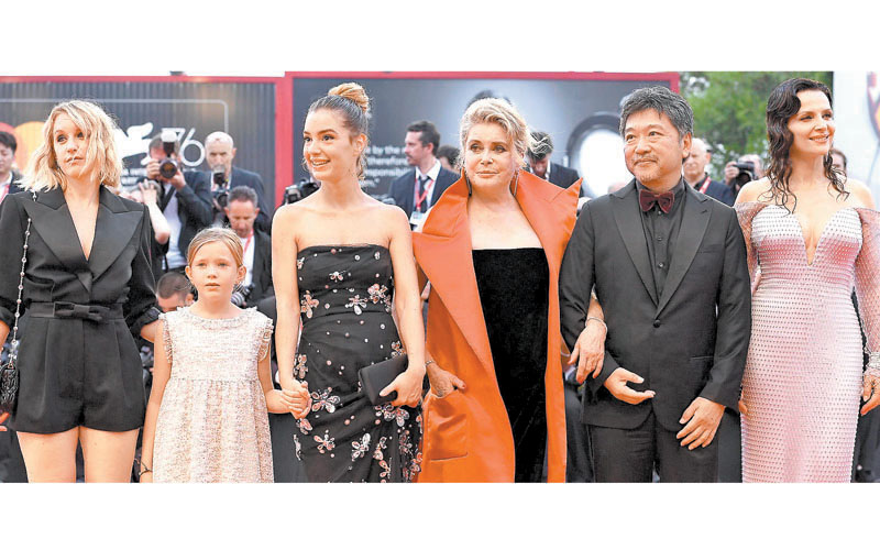 El elenco de ‘La verdad’ en la alfombra roja del festival de cine italiano, que comenzó ayer. (EFE)
