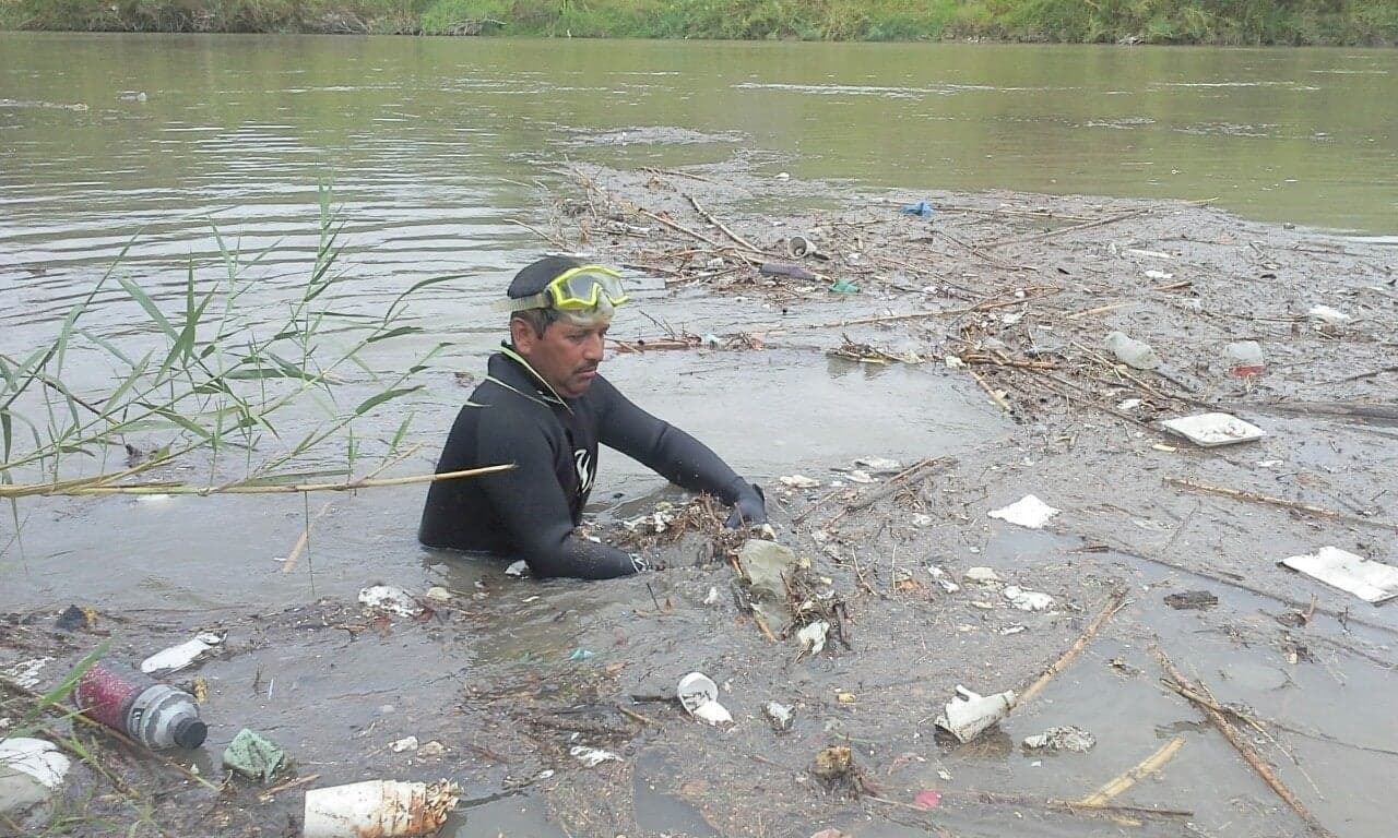 Un equipo de buceo se dedica a retirar la basura que paseantes arrojan al río Bravo (Foto/Ricardo Hernández)