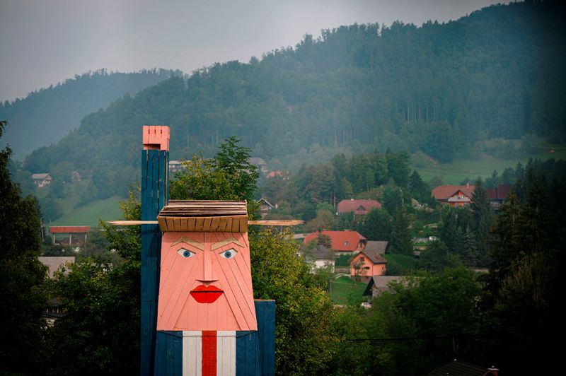 Una escultura de madera del presidente Trump fue construida en Sela pri Kamniku, Eslovenia, /AFP