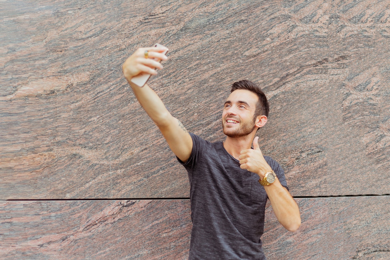 El estudio se basó en la percepción que tienen las personas de quienes publican selfies.  (Foto: Pexels)