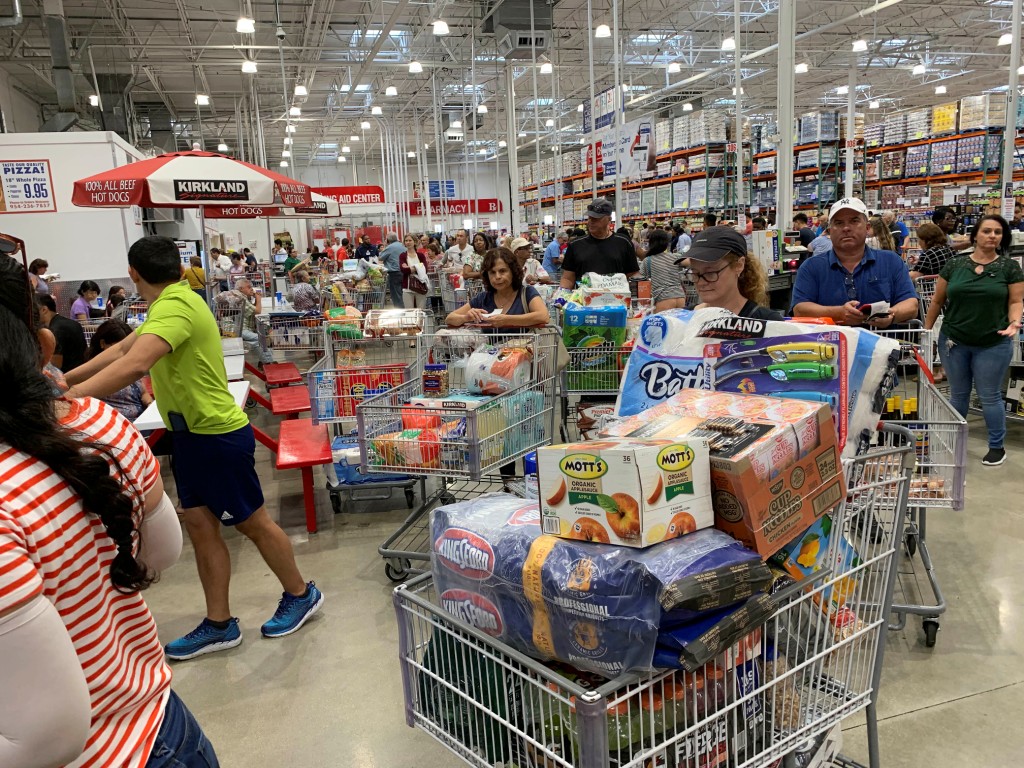 Las filas en supermercados como Costco y Walmart son numerosas, principalmente para comprar botellas de agua. (AP)