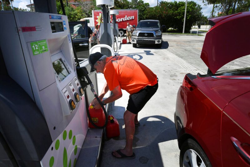 Las gasolineras también estuvieron abarrotadas este día. (AP)