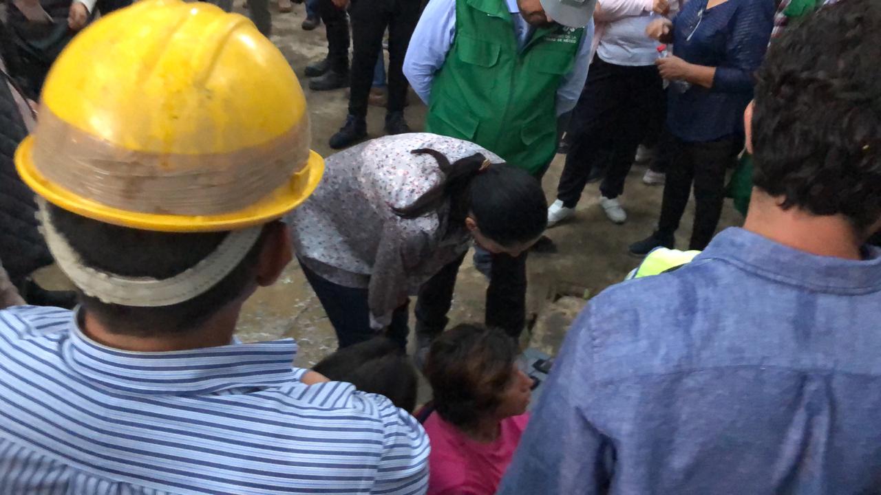 La mujer que pedía a la jefa de Gobierno que visitara su inmueble de desmayó y fue atendida por paramédicos. (Jorge Almazán)