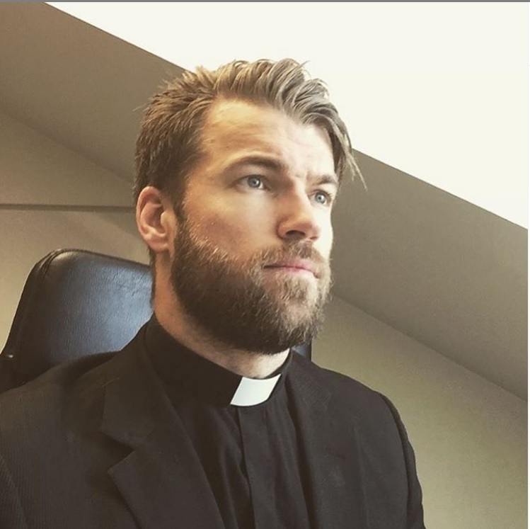 Oskar Arngården tiene 35 años y es sacerdote de la Iglesia de Suecia. (Instagram: @crossfitpriest)
