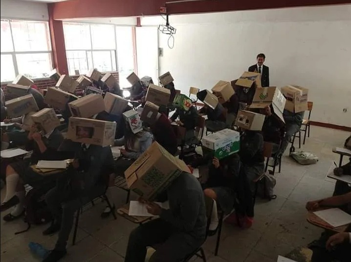 Profesor coloca cajas de cartón a sus alumnos en Tlaxcala (Especial)