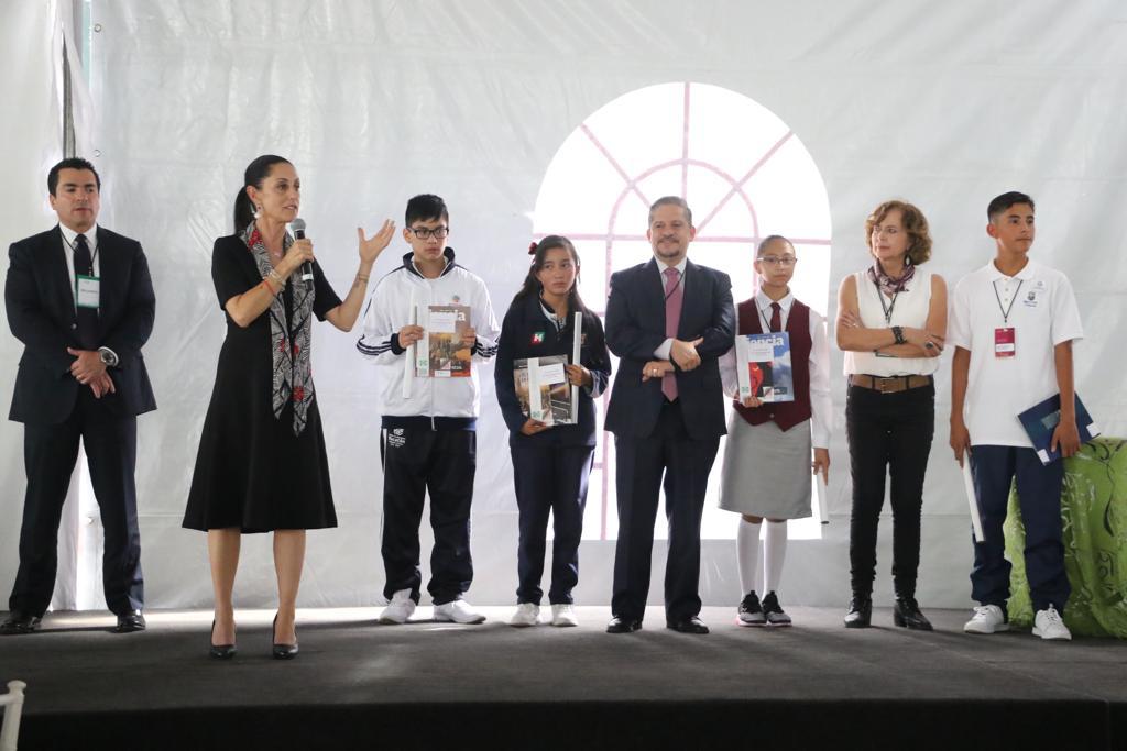 Sheinbaum con los ganadores de la Olimpiada del Conocimiento 2019.