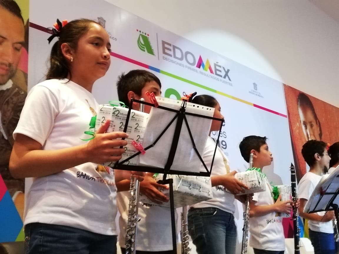 Animados se reúnen con sus padres orgullosos que cargan los estuches que también guardan sus sueños. (Monserrat Mata)