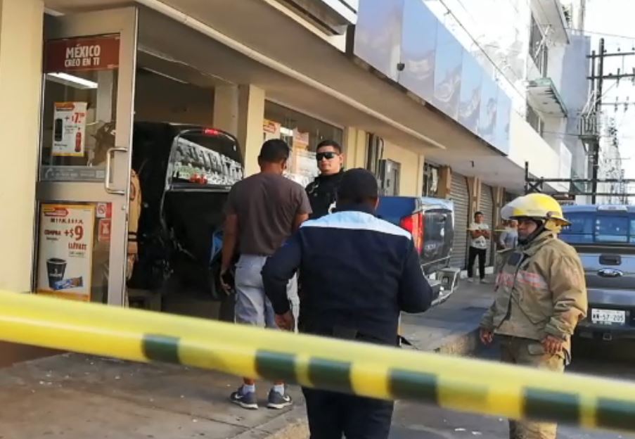 La camioneta quedó impactada en la puerta de entrada de la tienda de conveniencia (Foto/Reynaldo Gutiérrez)
