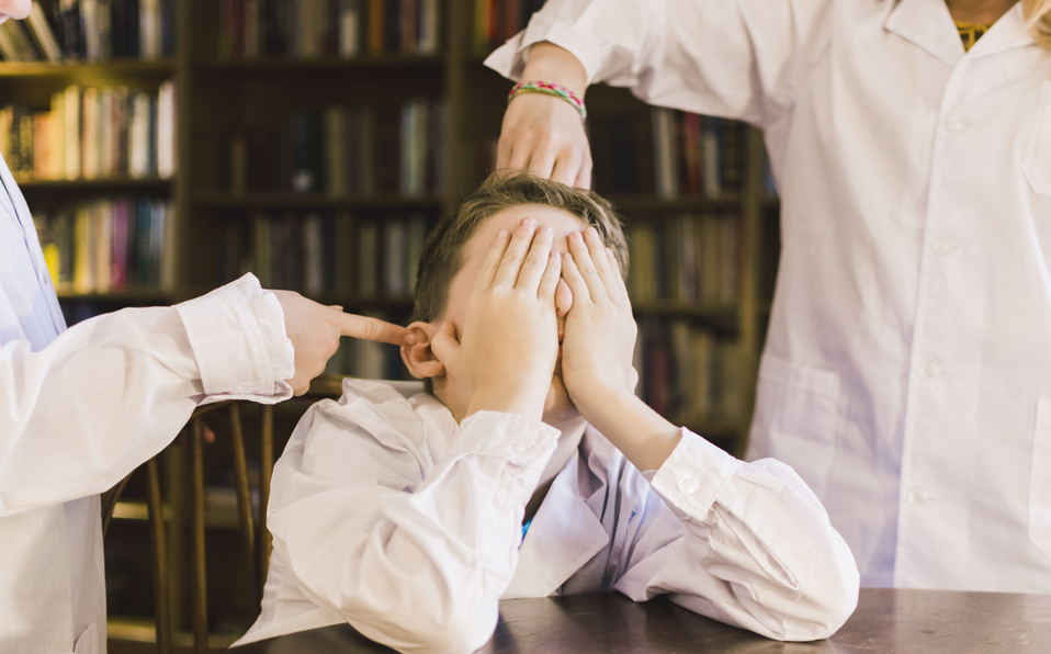 La comunicación con niños y adolescentes puede ser clave para evitar y prevenir el acoso escolar.  (Cortesía Freepik)