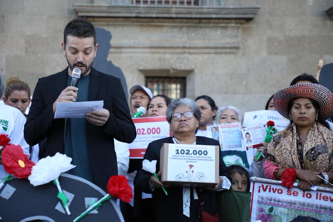 Diego Luna participa en la protesta por personas desaparecidas en CdMx. | Twitter @SerapazMexico