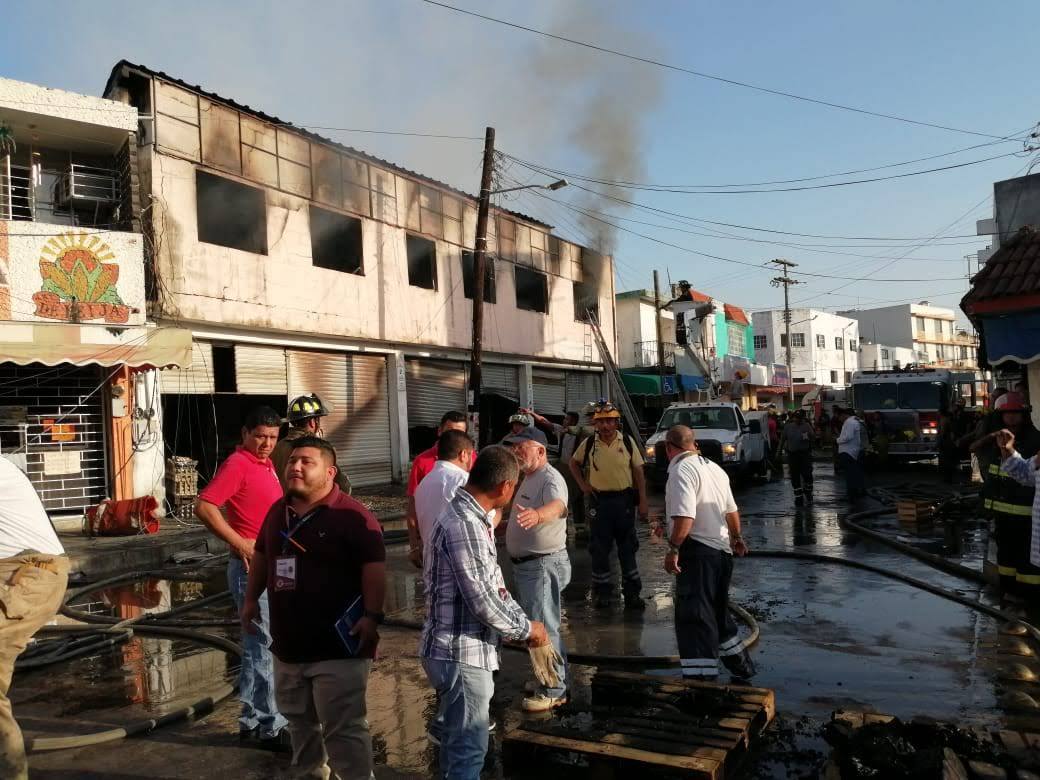 Incendio en comercio de Madero comenzó aproximadamente a las 04:00 horas del viernes (Foto/Anahy Meza)
