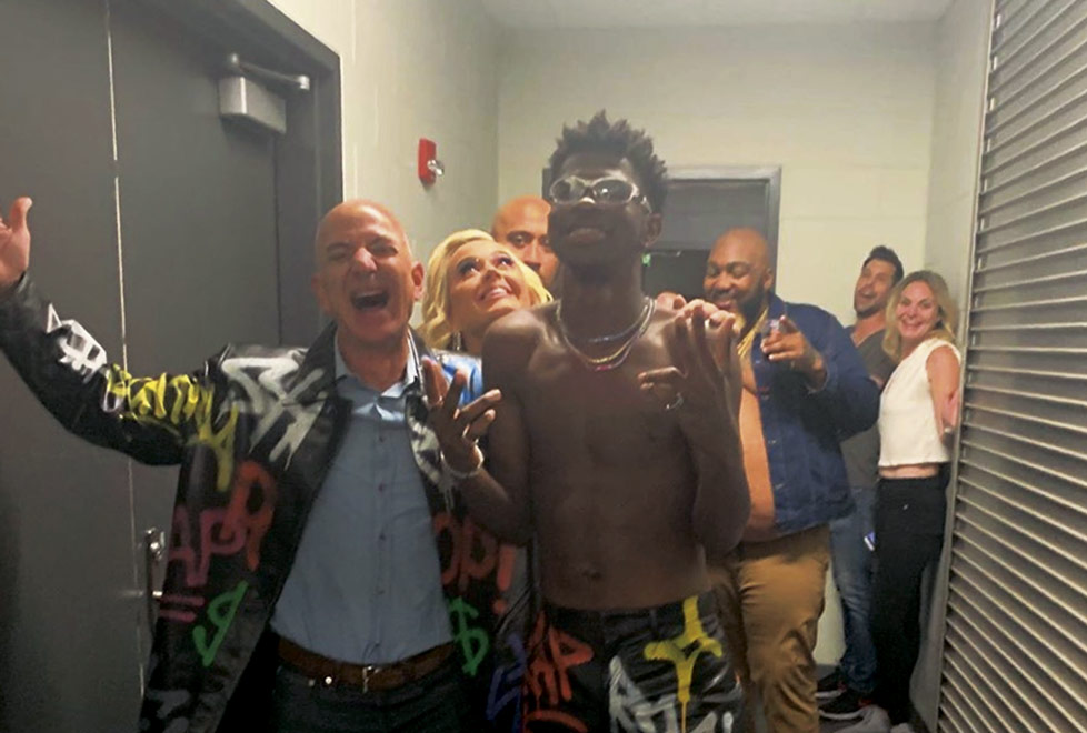 Jeff Bezos festejó con Katy Perry y Lil Nas X en un concierto para miles de empleados de Amazon luego del Prime Day 2019 (Cortesía).