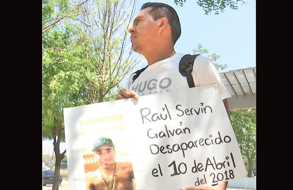 José Raúl Servín García busca a su hijo Raúl Servín Galván (Gerardo Chiñas).