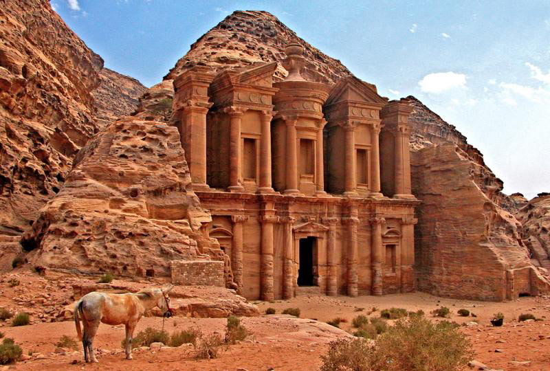 La joya de la corona de Jordania es, por supuesto, Petra, cuyo estatus como una de las grandes ciudades antiguas del mundo despierta la imaginación (F