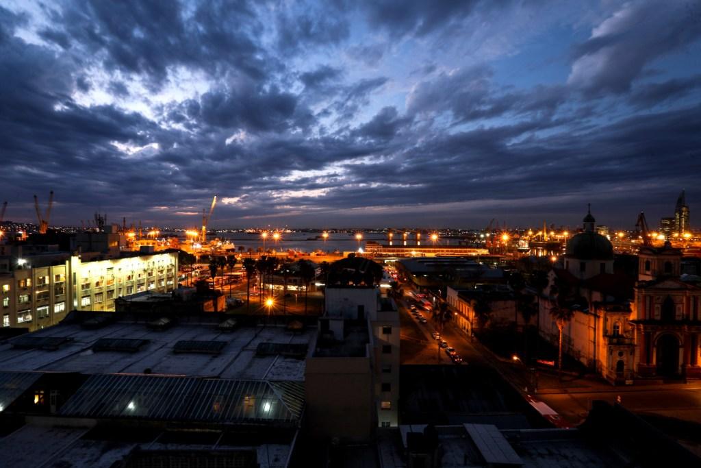 Uruguay. El Sol se oculta detrás de edificios de Montevideo. (EFE)