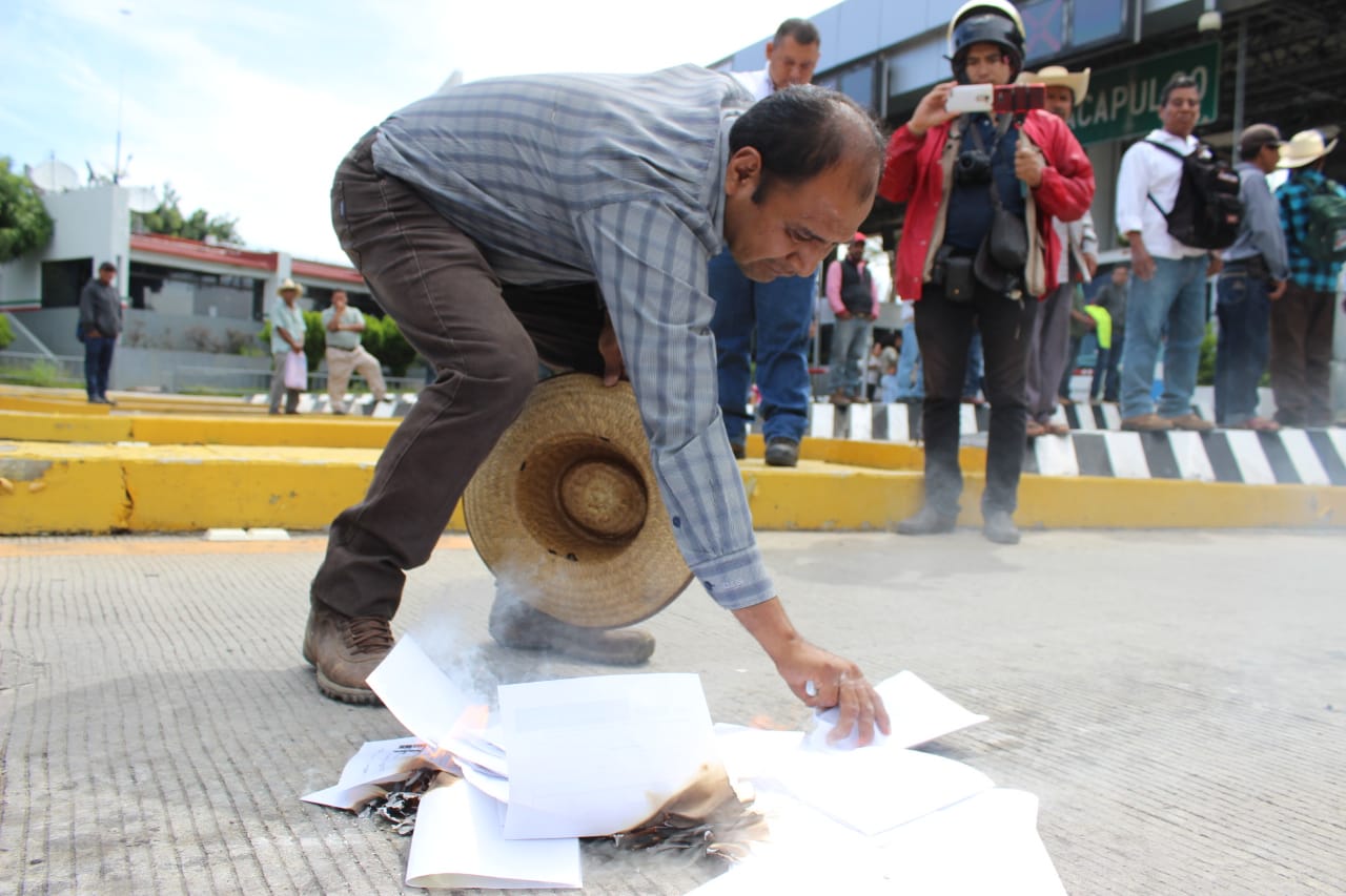 Los vales servirían para canjearlos por fertilizante. (Rogelio Agustín)