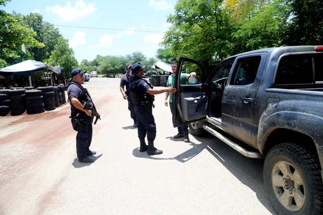 Vigilancia policial en Tepalcatepec, Michoacán. (Cuartoscuro)