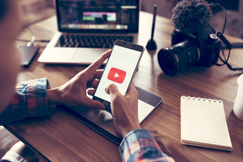 YouTube (Shutterstock).