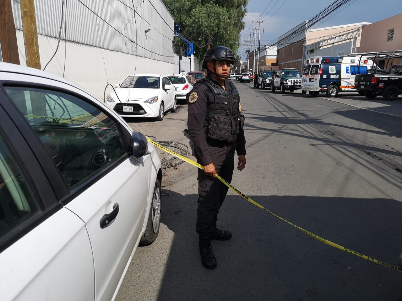 La zona permanece acordonada y resguardada por elementos policíacos en espera de personal de la Procuraduría capitalina. (Jorge Becerril)