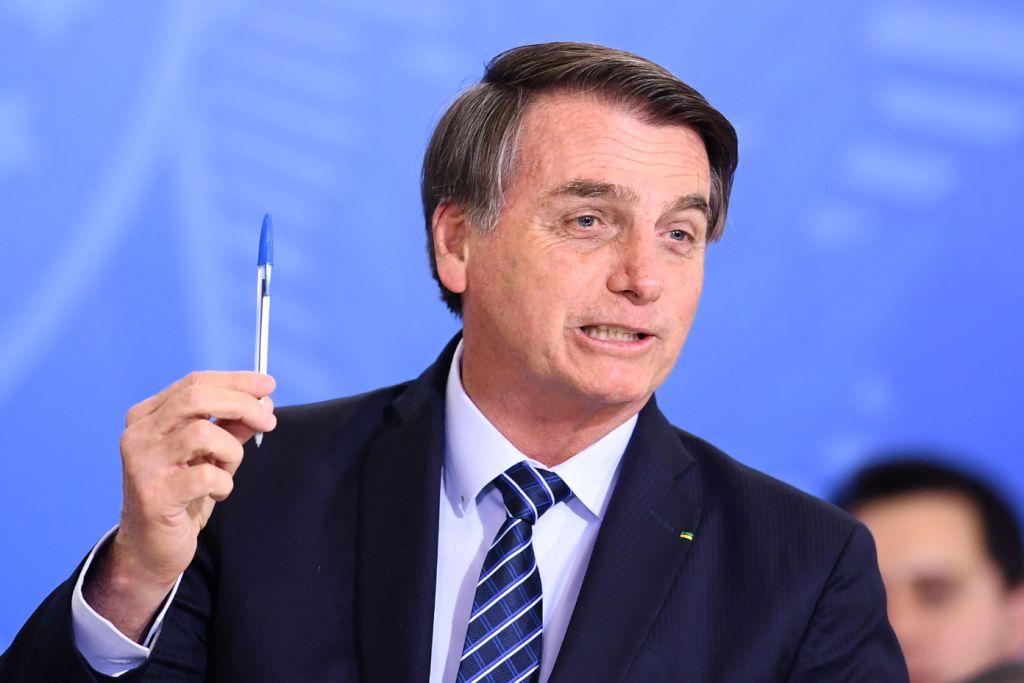 Bolsonaro ya había dicho que sustituiría sus bolígrafos por otros. AFP