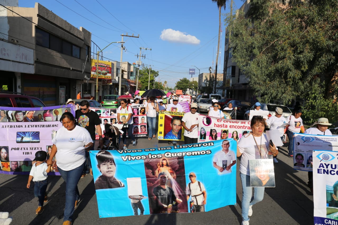 Los colectivos caminaron de la Plaza Mayor a el memorial ubicado en la Alameda. (Mauricio Román)