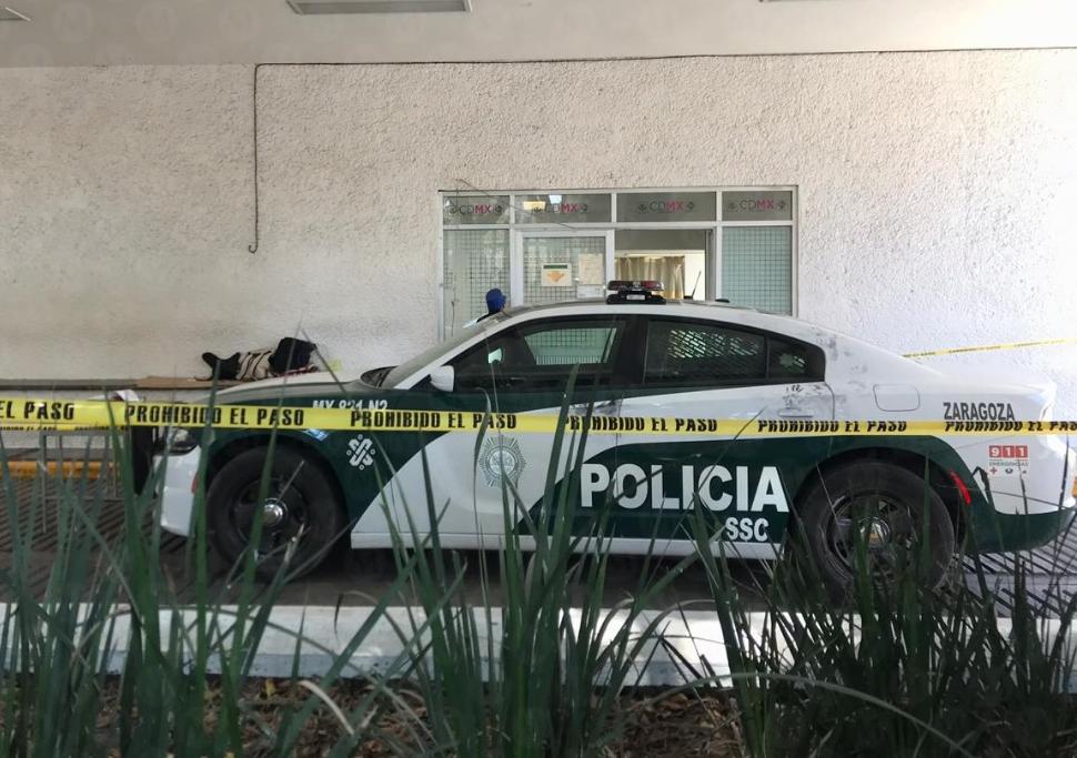 Un hombre murió dentro de una patrulla en el Hospital Balbuena. | Jorge Becerril