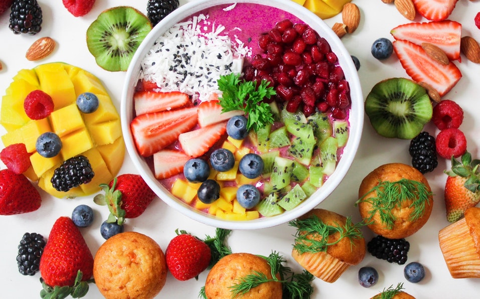 Se puede motivar a los niños a comer saludable haciendo figuras con la comida que se le sirve. (Cortesía Pexels)