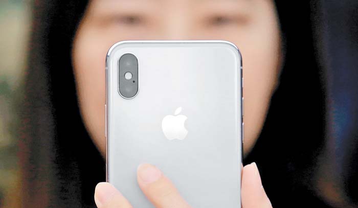 La noticia amenaza con proyectar una sombra sobre el esfuerzo de Apple para generar expectativa por los nuevos teléfonos. Reuters