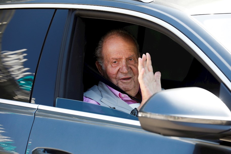 El rey Juan Carlos a su salida del centro tras haber recibido el alta hospitalaria. (Agencia AFE)