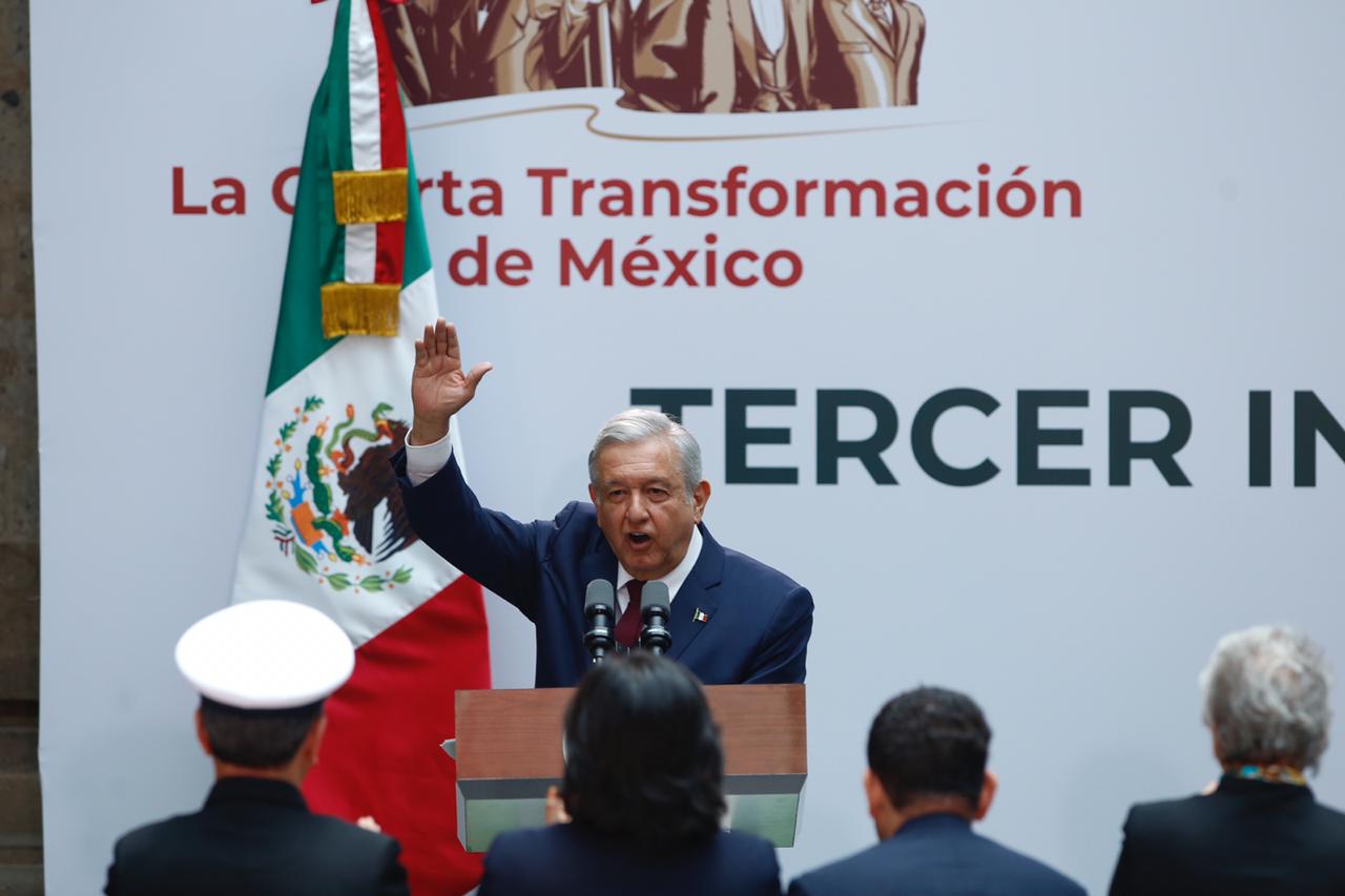 AMLO al término de su discurso del Primer Informe de Gobierno.  (Nelly Salas)