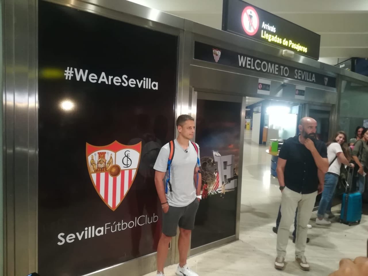 'Chicharito' Hernández llega a España para fichar con el Sevilla (Especial)
