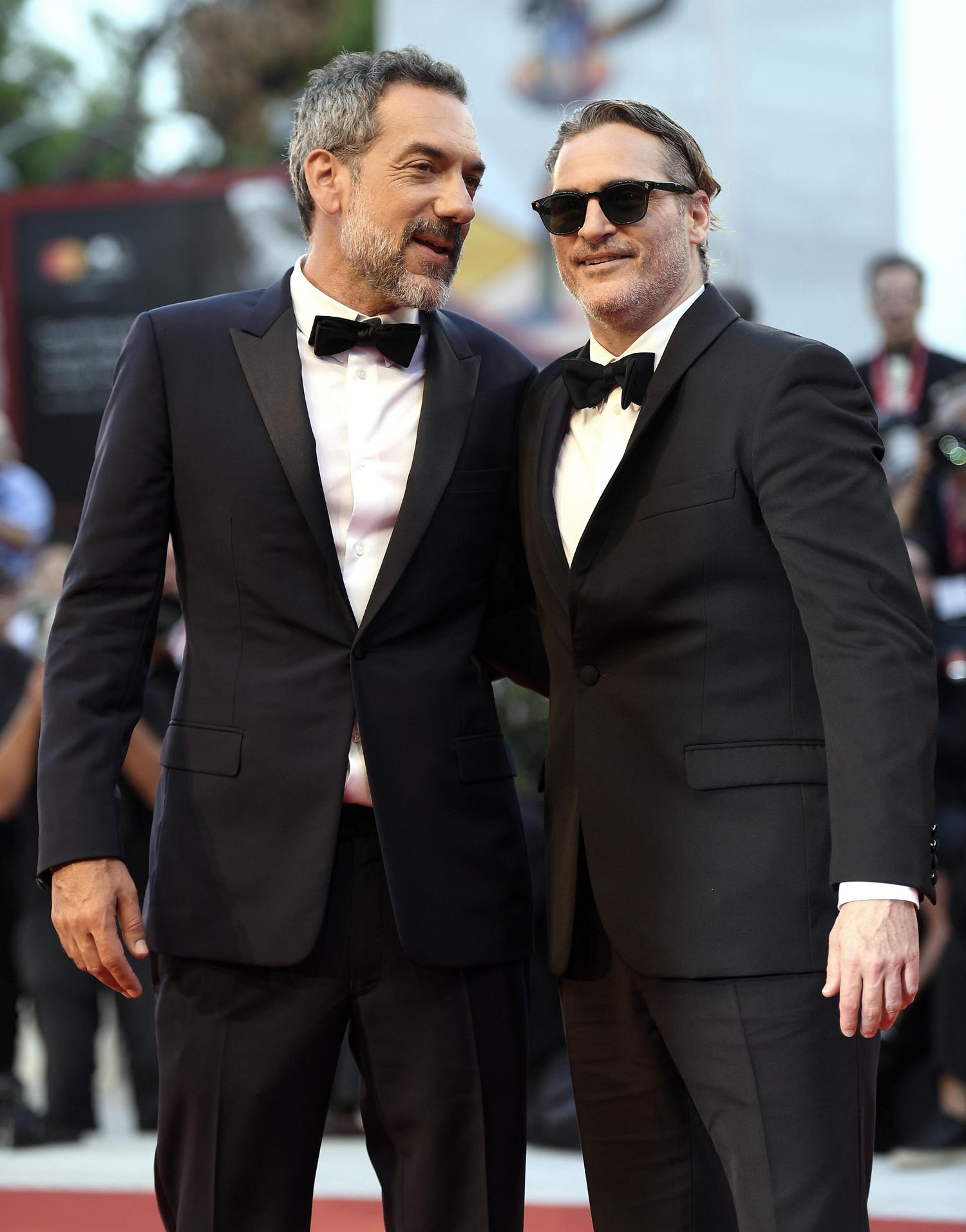 El director Todd Phillips junto al protagonista del filme. (EFE)