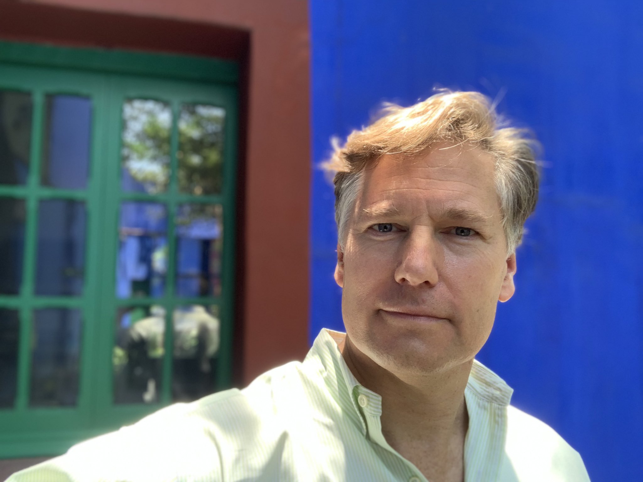 El embajador de EU en México, Christopher Landau, visitó la Casa Azul de Frida Kahlo.