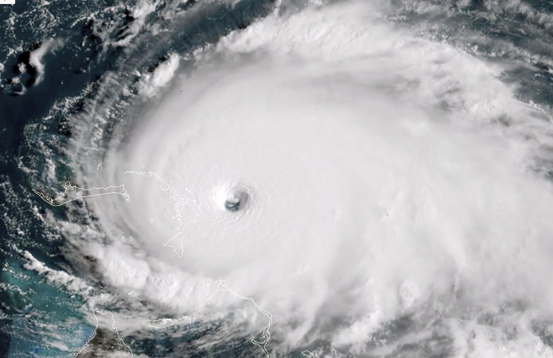 Se espera que el huracán se acerque a la costa este de Florida el lunes. (AFP)
