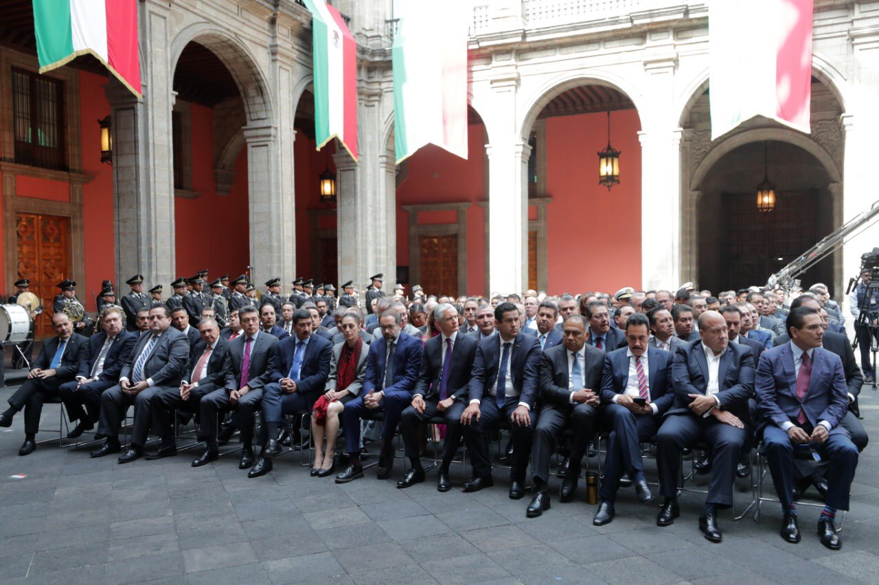 Algunos gobernadores acudieron al mensaje del Presidente en Palacio Nacional. (Twitter)
