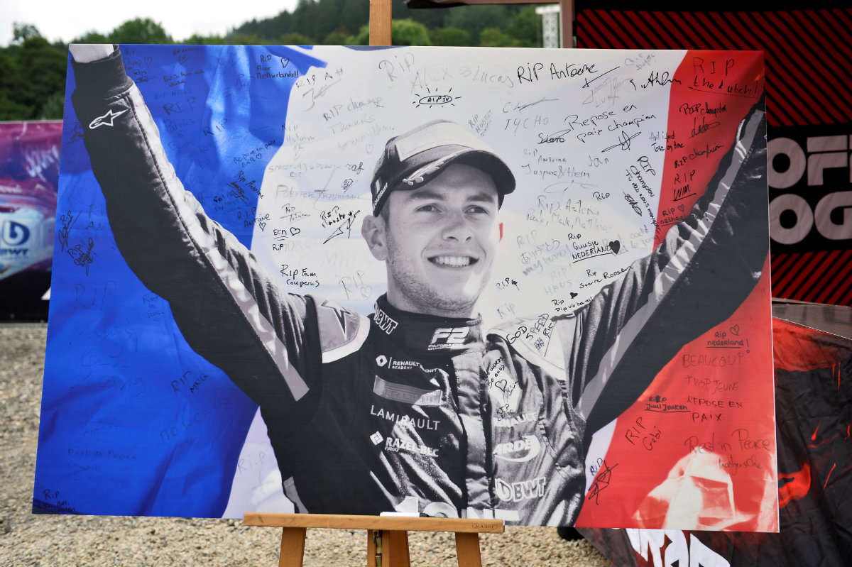 Guardan minuto de silencio en memoria de Anthoine Hubert previo al GP de Bélgica (Reuters)