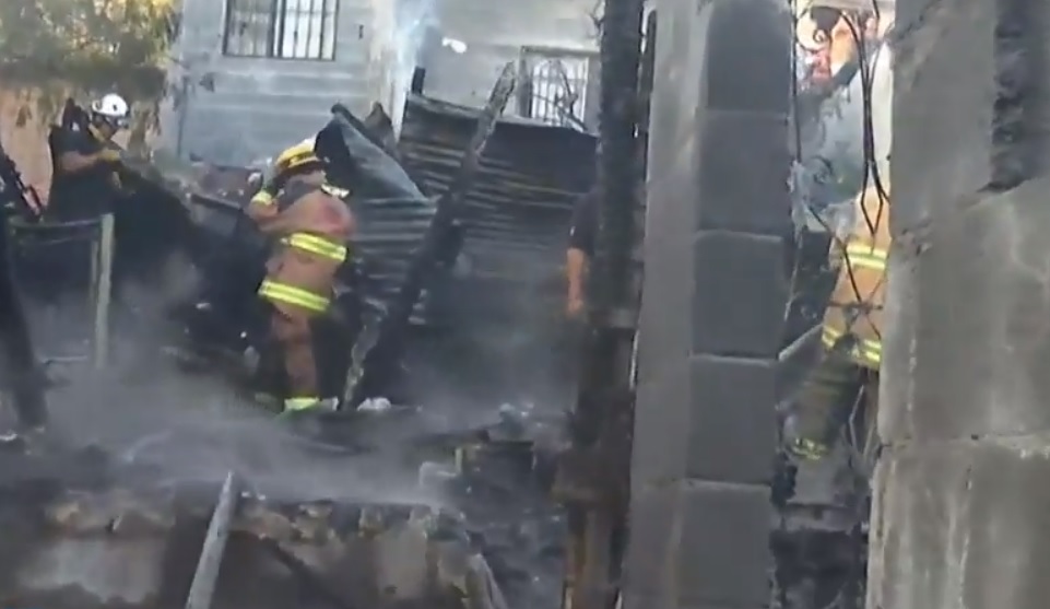 El incendio ocurrió en una casa ubicada en la colonia Pedregal del Topo Chico, en Escobedo. Foto: Especial.