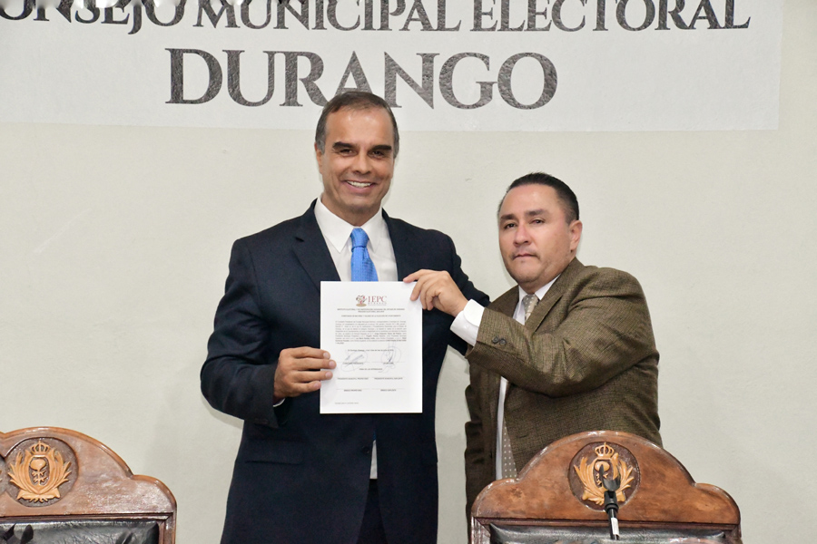 Jorge Salum recibiendo la constancia de validez que lo acredita como alcalde de Durango. (Archivo)
