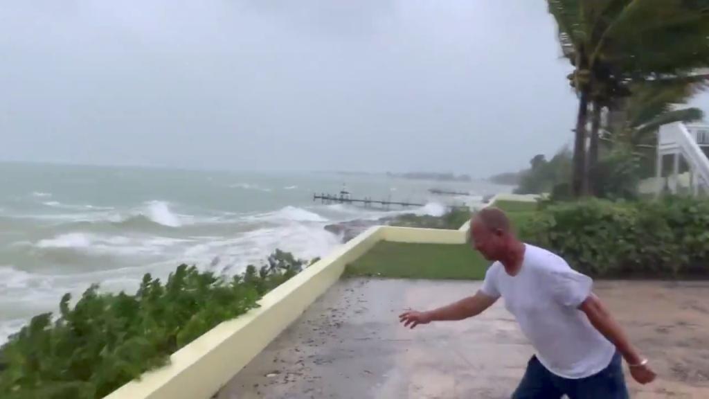 El primer ministro de Bahamas, Hubert Minnis, advirtió que Dorian era una “tormenta devastadora y peligrosa”. Reuters