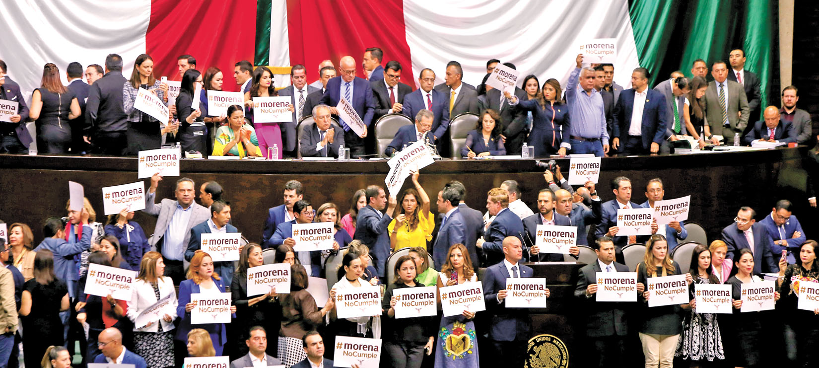 Panistas muestran en tribuna cartulinas con la frase “Morena no cumple” en rechazo a que Muñoz Ledo mantenga la presidencia. (Juan Carlos Bautista)