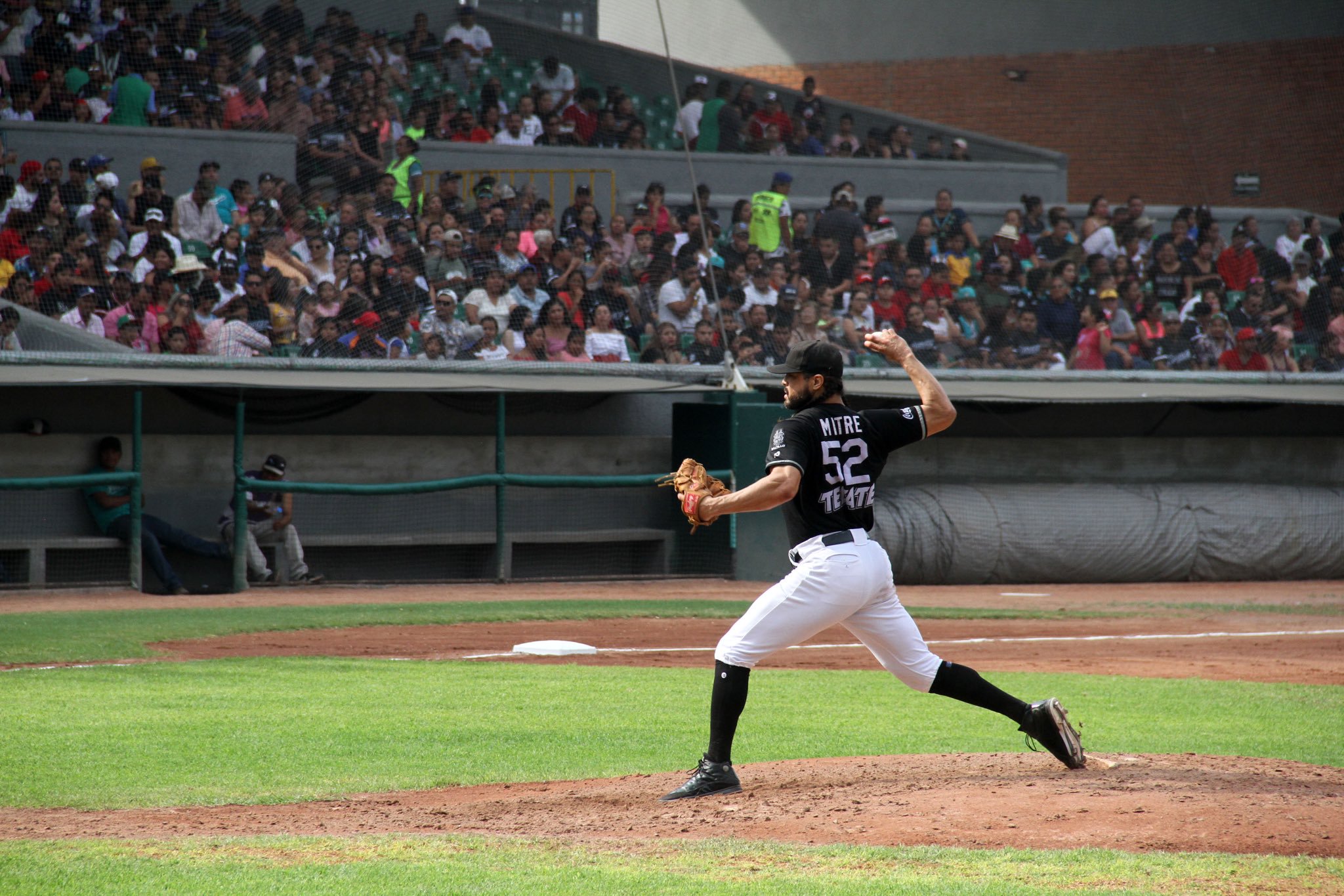 Sergio Mitre, pitcher de Sarapero, detenido por agredir a una mujer (Twitter @OficialSarapero)