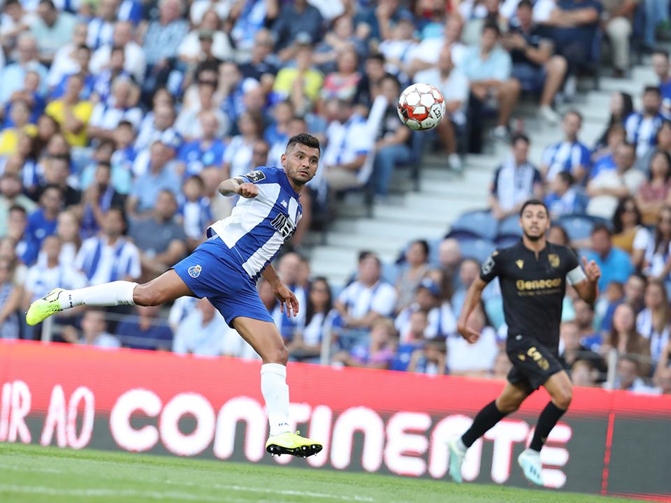 'Tecatito' Corona, titular en victoria del Porto (Facebook @FCPorto)