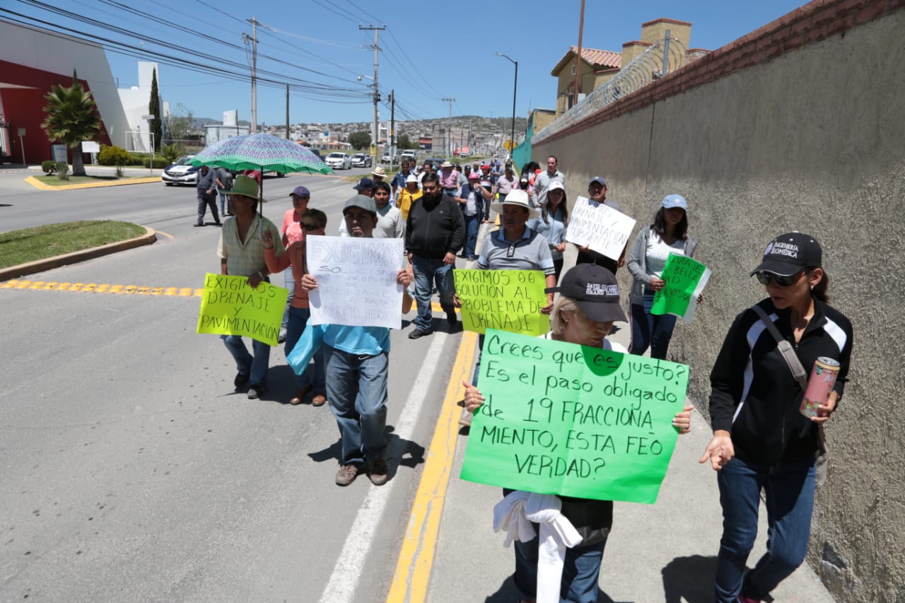 Vecinos de fraccionamientos al sur de Pachuca se manifestaron. (Maribel Calderón)