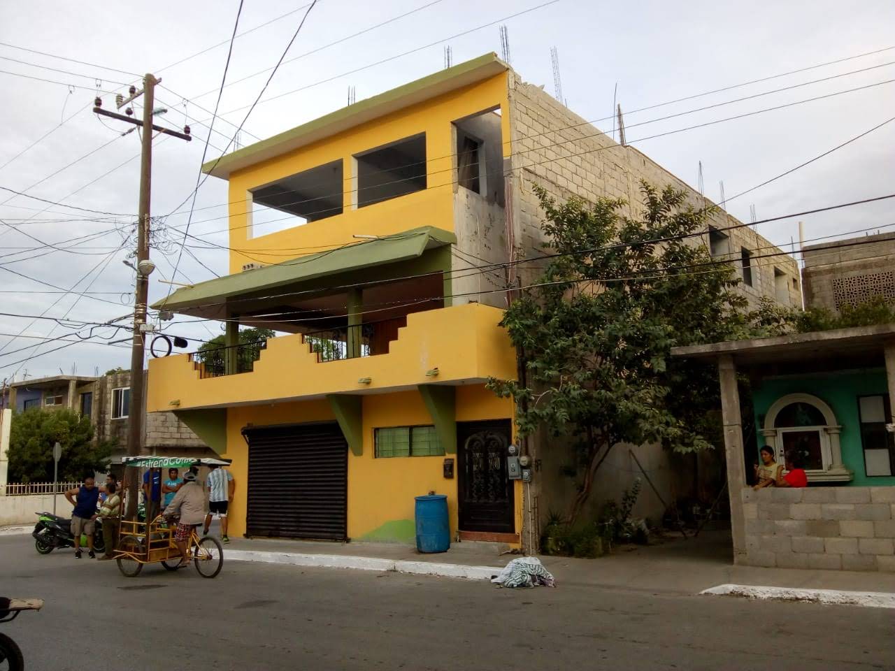 Albañil restauraba una cornisa en la vivienda.