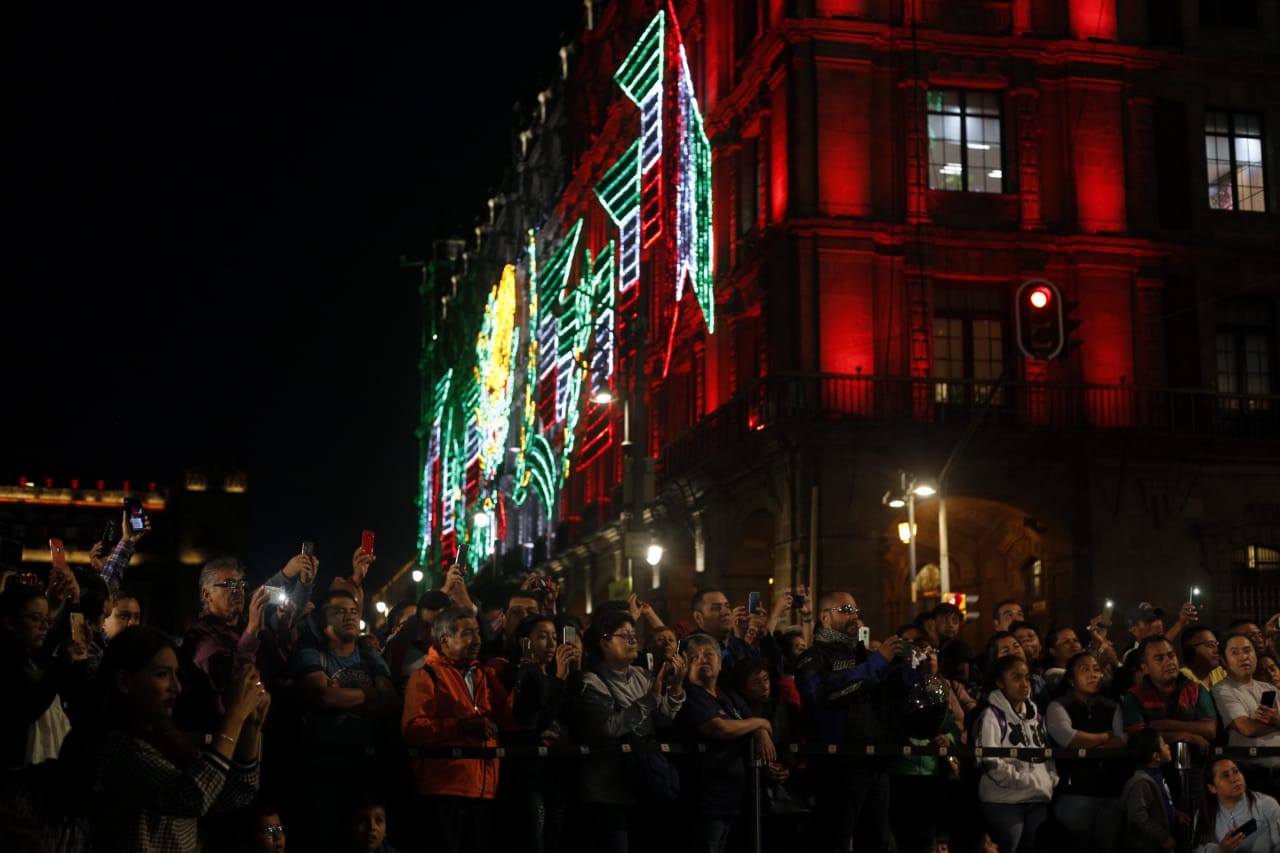 El alumbrado decorativo patrio fue encendido por la jefa de Gobierno. (Araceli López)