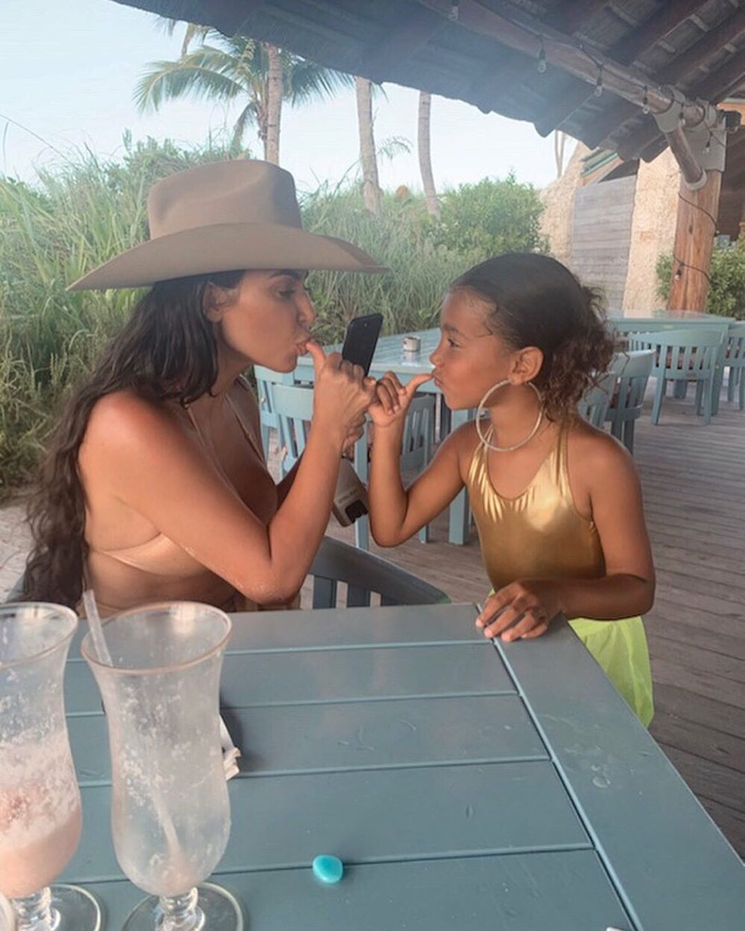 Critican a Kim Kardashian por los aretes que usa su hija (Instagram).