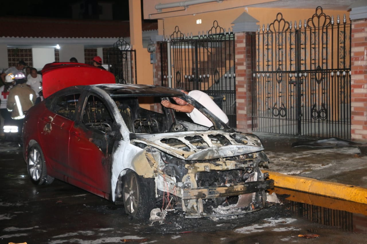 El vehículo incendiado. (José Luis Tapia)