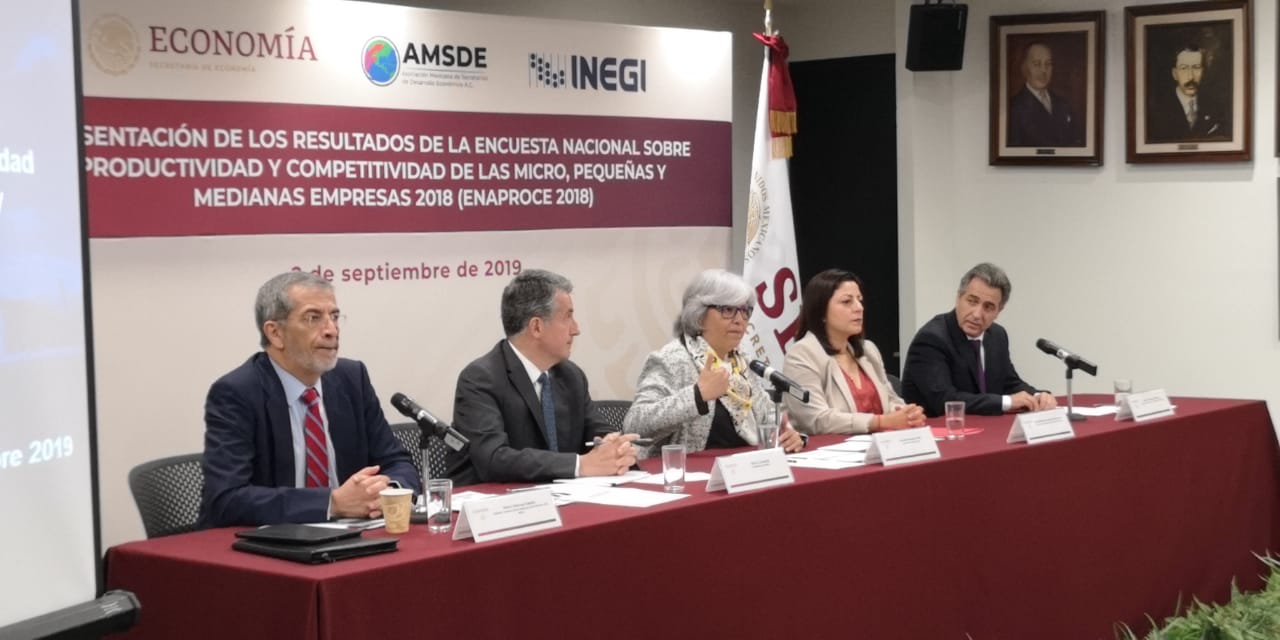 Julio Santaella Castell, presidente del Inegi y Graciela Márquez Colín, secretaria de Economía. (Especial)