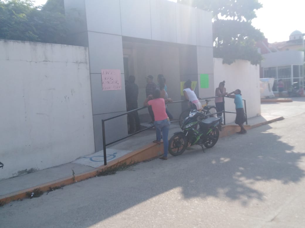 Los habitantes cerraron las instalaciones de la CFE.